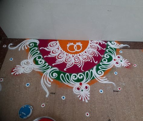 Wedding Rangoli Designs Indian, Engagement Rangoli Designs, Semicircle Rangoli Designs, Half Rangoli Designs, Half Circle Rangoli Designs, Circle Rangoli, Rangoli Images, Color Rangoli, Very Easy Rangoli Designs