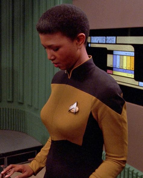 #OTD 27 years ago, Dr. Mae Jemison became the first African-American woman to travel to space, flying on the Endeavour space shuttle. 2 years later she would become the first real astronaut aboard Star Trek’s USS Enterprise. Mae Jemison, First Astronaut, Star Trek Cast, Nichelle Nichols, Star Trek Show, Spotlight Stories, Nasa Astronauts, Womens History Month, Female Human