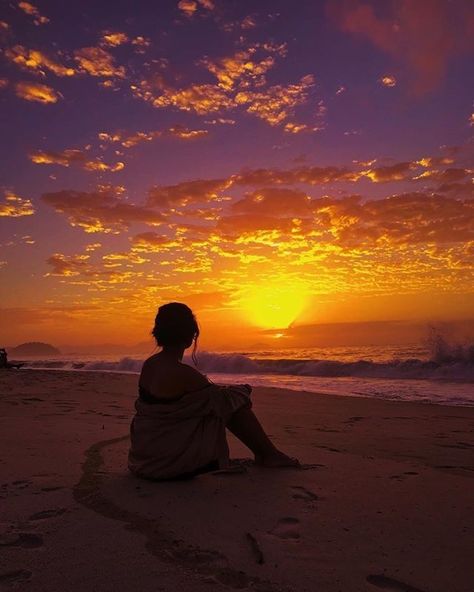 Photo Ideas Instagram, Sunset Girl, Silhouette Photography, Pose Fotografi, Beach Pictures Poses, Beach Photography Poses, Portrait Photography Poses, Trik Fotografi, Beach Poses