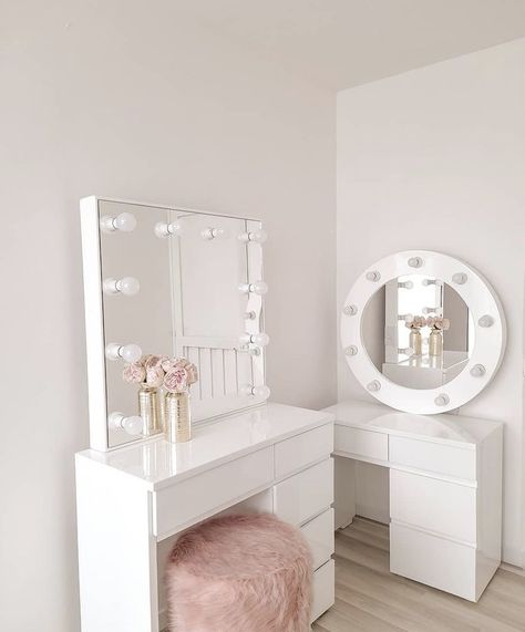 Small White Vanity Bedroom, Meja Rias Aesthetic Simple, Desktop Table Ideas, Makeup Station In Bedroom, Meja Rias Aesthetic, Laundry Room Decor Diy, Bedroom Vanity Set, Fancy Bedroom, White Room Decor