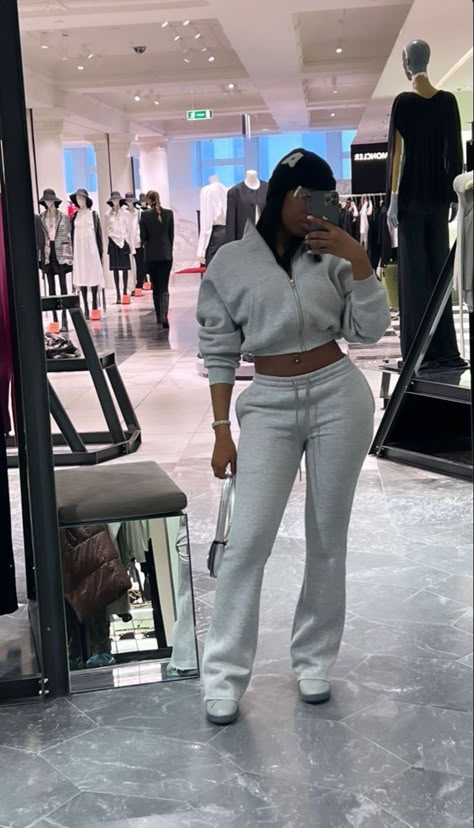 Athletic Outfits Black Women, Class Outfit College, Minimalist Fits, Cosy Outfits, Sweatsuit Outfits, Business Anniversary, Tracksuit Outfit, Chill Fits, Set Outfits