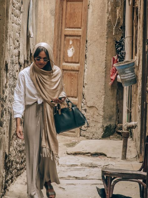 Egypt Women Outfit, Egypt Street Style, Marrakech Style Outfits, Jewish Outfit Fashion, Morocco Street Style, Outfit Ideas For Egypt, Summer Desert Outfits, Jordan Travel Outfits, Morocco Style Fashion