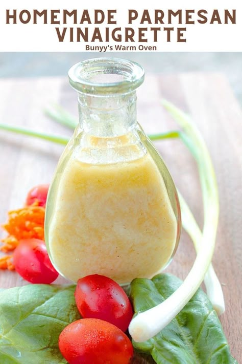 Homemade Parmesan Vinaigrette in a glass jar with fresh vegetables on the side. Vegetarische Diners, Arabisk Mad, Keto Salad Dressing, Homemade Salad Dressings, Salad Dressing Recipes Healthy, Salad Dressing Recipes Homemade, Vinaigrette Recipes, Homemade Salads, Sauces And Dressings