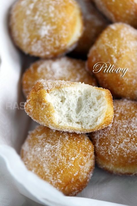 Sugared Pillsbury Biscuits (Cheater Donuts) - Rasa Malaysia Biscuits Fluffy, Pillsbury Biscuit Recipes, Cake Mix Donuts, Biscuit Donuts, Pillsbury Biscuits, Sugar Biscuits, Fluffy Light, Fried Donuts, Pillsbury Recipes