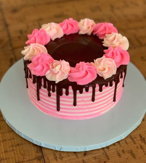 Pink And Chocolate Drip Cake, Pink Chocolate Drip Cake, Dark Pink Cake, White Strawberry Cake, Simple Drip Cake, Strawberry Cake With Chocolate, Cake With Chocolate Drip, Strawberry Cake Design, Pink Drip Cake