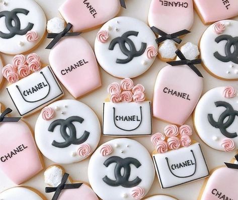 Chanel Birthday Party Decoration, Chanel Cookies, Chanel Baby Shower, Chanel Birthday Party, Chanel Cake, Chanel Birthday, Chanel Party, Handbags Louis Vuitton, Chanel Inspired