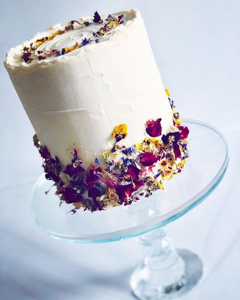 Simple Edible Flower Cake, Dried Edible Flowers Cake, Birthday Cake With Dried Flowers, Dried Flower Birthday Cake, Edible Flowers Wedding Cake, Dried Flowers On Cake, Flower Petal Cake, Dried Flower Wedding Cake, Edible Flowers Cake Decorating