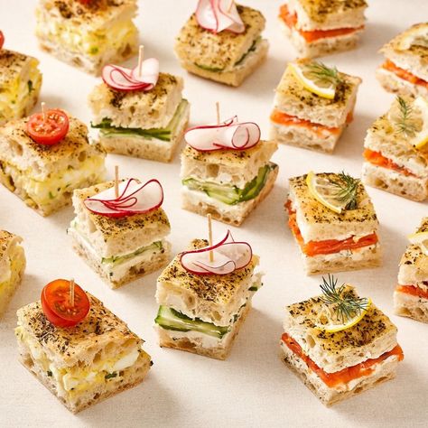 Gourmet Snacks Appetizers, Tiny Party Food, Brunch Party Appetizers, Party Toothpick Food, Snacks For Party Finger Food Appetizers, Pretzel Stick Appetizers For Party, Easy Fingerfood Party Appetizer Ideas, Sandwich Bites Parties, Ideas For Snacks For Party