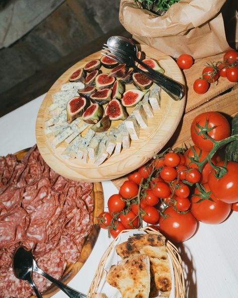 H&F’s welcome party tucked away in their Tuscan garden villa. Photographer: @ria.georgia Content Creator: @jardo.vid Villa: @villalachiocciola Planner: @italysegreta Florist: @arteefiorifirenze Catering: @ciabattiricevi Pizza party: @chef_alessio_sedran #destinationweddingphotographer #tuscanywedding #italywedding #italyweddingphotographer #tuscanyweddingphotographer #tuscanyweddings #tuscanyvilla Tuscan Party, Tuscan Wedding Food, Tuscan Dinner Party, Night In Tuscany Party, Tuscan Wedding Cocktail Hour, Tuscan Cocktail Hour, Tuscan Garden, Tuscany Villa, Garden Villa