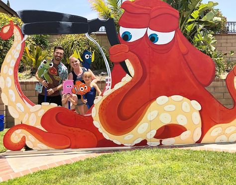 ❥ Nemo & Dory | Photo Booth Decoration Dory Birthday Party Decorations, Finding Nemo Halloween Decorations, Nemo Themed Party, Dory Party Decorations, Finding Dory Decorations, Finding Dory Party Ideas, Nemo Halloween, Ocean Birthday Theme, Finding Nemo Decorations