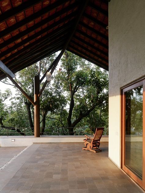 Gallery of House in Khandala / Opolis architects - 15 Beach Bungalow Exterior, Cottage Bungalow House Plans, Kerala Architecture, Gallery House, Cottage Bungalow, Modernist House, Tropical Architecture, Retreat House, Kerala House Design