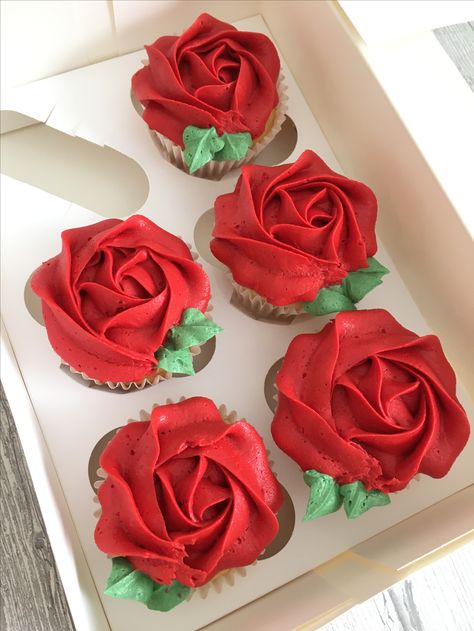 Red Rose Cupcakes, Cupcakes With Roses, Cupcakes Images, Red Cupcakes, Fancy Cupcakes, Rose Cupcakes, Valentine Desserts, Valentines Cupcakes, Beautiful Cupcakes