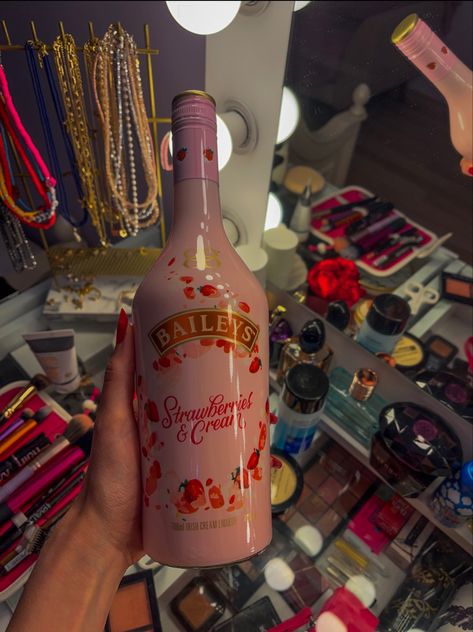 #baileys #makeup #pink Pretty Alcoholic Drinks, Money And Happiness, Alcohol Recipes, Soft Drinks, Just Girly Things, Girly Things, Vodka, Alcoholic Drinks, Money