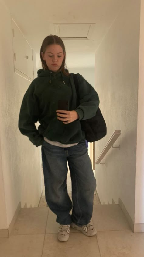 Green Hoodie Outfit, Stylish Tomboy, Tomboy Stil, Pakaian Hipster, Tomboy Outfit Ideas, Tomboy Outfit, Baggy Outfit Ideas, Boyish Outfits, Street Style Outfits Casual