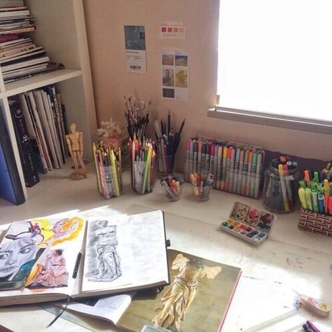 Aesthetic Art Desk, Organize Desk, Messy Desk, Room Goals, Artist Aesthetic, Art Desk, Art Organization, Studio Decor, Room Aesthetic