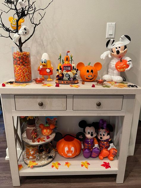 Casa Disney, Halloween Entryway, Disney Halloween Decorations, Disney Room Decor, Casa Halloween, Halloween Decor Ideas, Halloween Room Decor, Disneyland Halloween, Mickey Mouse Halloween