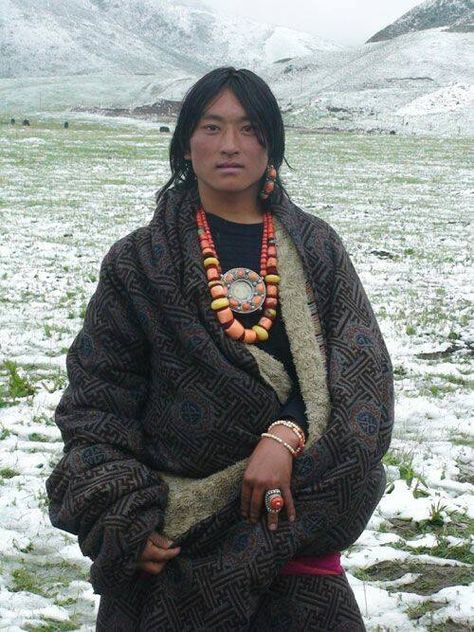 Hirte mit Halskette, Tibet Tibetan Jewelry, Ethnic Dress, Coral Jewelry, World Cultures, People Of The World, Interesting Faces, 인물 사진, Mongolia, People Around The World