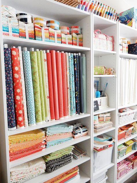 Sewing Room Layout Ideas: 5 Tips to Set up Your Sewing Space featured by top US quilting and sewing blog. Small Sewing Rooms, Fabric Organization, Sewing Area, A Quilting Life, Quilt Room, Sewing Room Inspiration, Sewing Room Storage, Sewing Spaces, Sewing Room Design