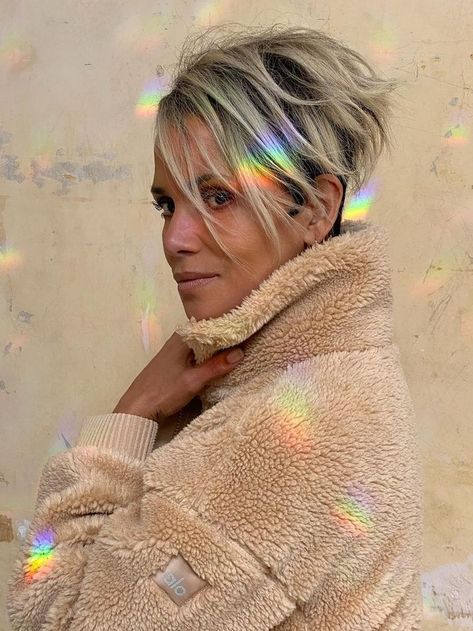 Halle Berry Short Hair, Halle Berry Hairstyles, Halle Berry Style, Shaved Bob, Grey Hair Journey, Short Hairdos, Short Hair Color, Halle Berry, Beauty Favorites