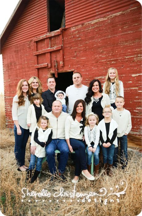 I got the barn....now a MUST DO photo w/ Dad, Mom, Sister's family & my family~❤️this for a family photo!! Barn Family Pictures, Barn Family Photos, Bench Clothing, Large Family Pictures, Large Family Photography, Extended Family Pictures, Large Family Portraits, Large Family Poses, How To Pose For Pictures