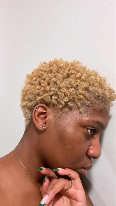 Short Twa Colored Hair, Short Haircut 4c Natural Hair, Blonde 4c Natural Hair Short, Honey Blonde Short Natural Hair, Pretty Hair Color For Short Hair, Ginger Blonde Hair Short, Blonde Big Chop, Short Blonde Natural Hair Black Women, Honey Blonde Twa