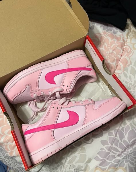 Sick Nike Shoes, Barbie Jordans, Dunk Rosa, Barbie Dunks, Adidas Shoes Yeezy, Pink Trainers, Nike Shoes Girls, Pretty Shoes Sneakers, Creative Birthday Gifts