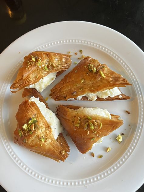 Cream-filled baklava Turkey Shopping, Turkish Gold Jewelry, Istanbul Aesthetic, Middle Eastern Dessert, Middle Eastern Sweets, Lebanese Desserts, Baklava Cheesecake, Turkish Baklava, Date Cookies