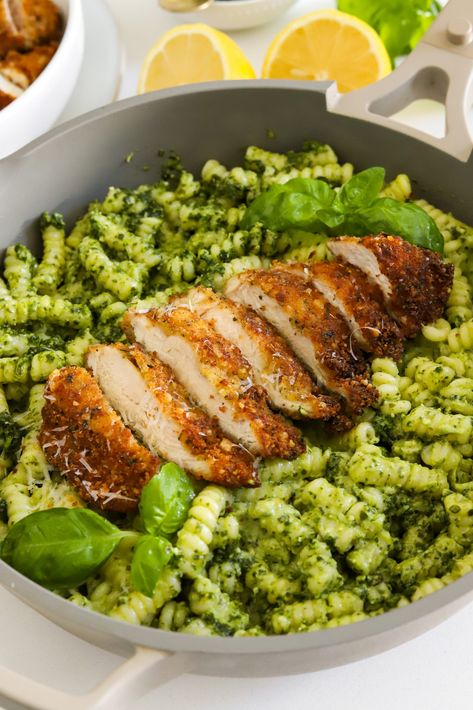 Pesto Pasta with Crispy Parmesan Chicken Crispy Parmesan Chicken, Resep Oatmeal, Creamy Pesto Pasta, Healthy Pesto, Pesto Pasta Recipes, Creamy Pesto, Pesto Chicken Pasta, Parmesan Chicken, Pesto Recipe