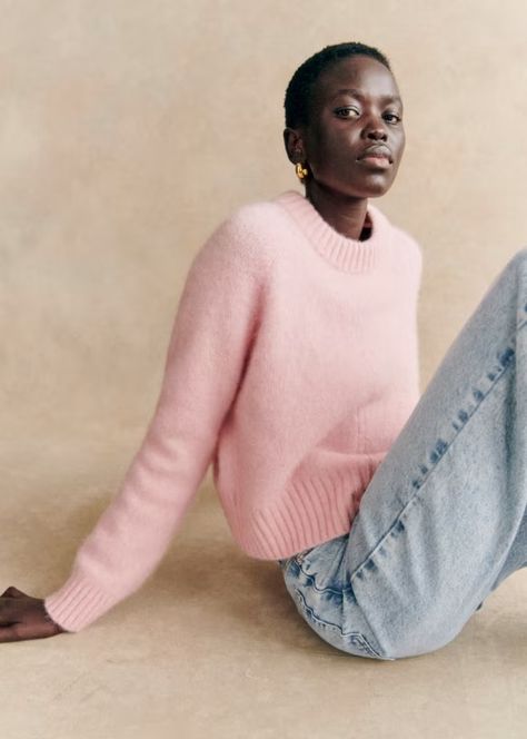 Sama Jumper - Light Pink - Baby Alpaca - Sézane Pink Sweater Outfit Winter, Winter Pullover Outfits, Pink Sweater Outfit, Winter Sweater Outfits, Pull Rose, Light Pink Sweaters, Runway Outfits, Pink Jumper, Color Trends Fashion