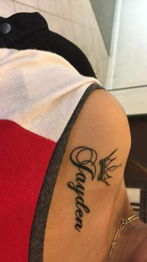 Name Tattoos On Women, Jayden Tattoo Names Design, Name On Chest Tattoo Female, Mom Name Tattoos, Name Tattoos Chest, Name Tattoos For Women Chest, Jayden Name Tattoos, Arm Rose Tattoo, Jayden Tattoo