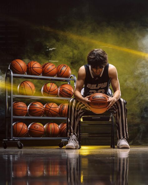 Senior Basketball Photography, Cool Basketball Pictures, Basketball Team Pictures, Sports Team Photography, Basketball Pictures Poses, Sports Photoshoot, Basketball Senior Pictures, Senior Photos Boys, Sport Portraits