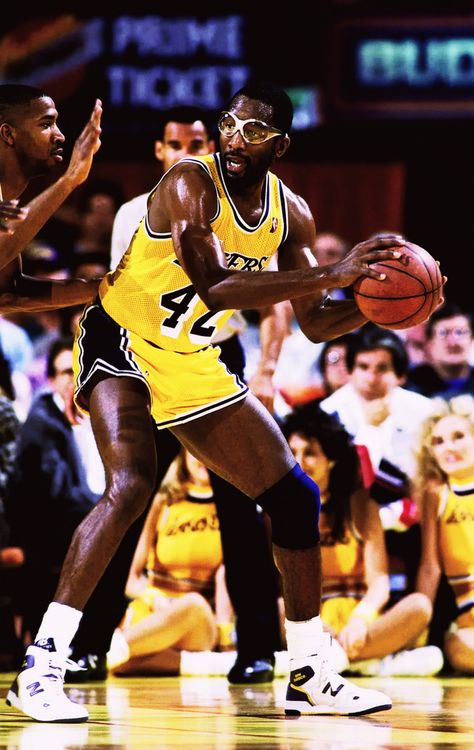 James Worthy Showtime Lakers, Nba Superstars, James Worthy, Tarheels Basketball, Basketball Style, I Love Basketball, Basketball Photos, Lakers Basketball, I Love La