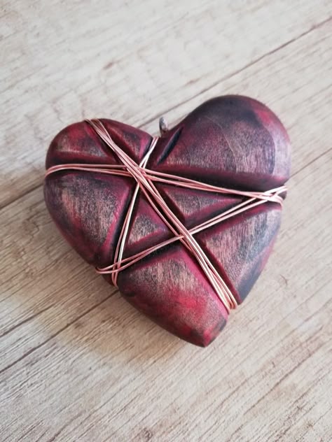 Wood Heart Necklace, Key Ring Ideas, Ceramic Sculpture Ideas, Wooden Heart Pendant, Dremel Ideas, Valentine Wood Crafts, Rock Carving, Carving For Beginners, Wood Jewelery