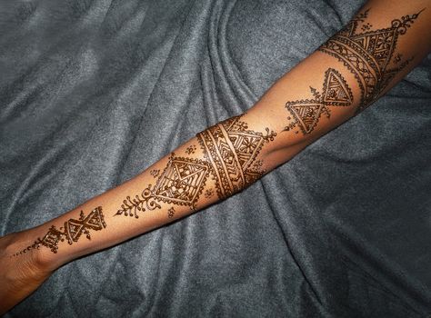 Henna Sleeve, Henna Tutorial, African Tattoo, Henna Inspired Tattoos, Hand Tattoos For Girls, Henna Body Art, Indian Tattoo, Arm Design, Mehndi Tattoo