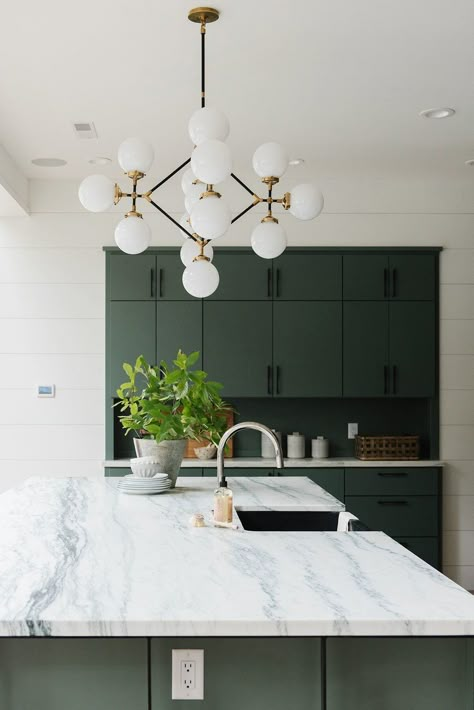 Modern Cabin on the Lake Photo Tour - Studio McGee Modern Cabin Kitchen, Kitchen With Marble, Green Countertops, Green Kitchen Designs, Model Dapur, Marble Island, Kabinet Dapur, Small Kitchen Decor, Cabin Kitchens