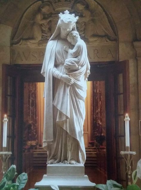 Mary Statue Aesthetic, Blessed Mother Statue, Madonna Statue, Virgin Mary Art, Church Aesthetic, Jesus Statue, Catholic Statues, Mary Statue, Mama Mary