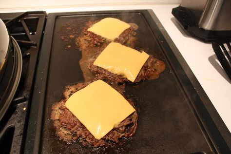 Griddle Burgers These burgers are my absolute favorite to make year round. I’m not big on the super thick home-made style burger full of onions and spices. I like my burger meat thinish and t… Griddle Burgers, How To Make Burgers, Recipe For 1, Burger Meat, How To Cook Burgers, Food Main Dishes, Griddle Recipes, Busy Boxes, Best Burgers