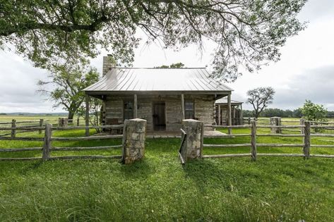 10 Gorgeous Texas Hill Country Cabin Rentals - Territory Supply Cabins In Texas, Fireplace Safety, Rock Floor, Texas Vacation, Cute Cabins, Wood Cabin, Garage Style, Shady Tree, Fredericksburg Texas