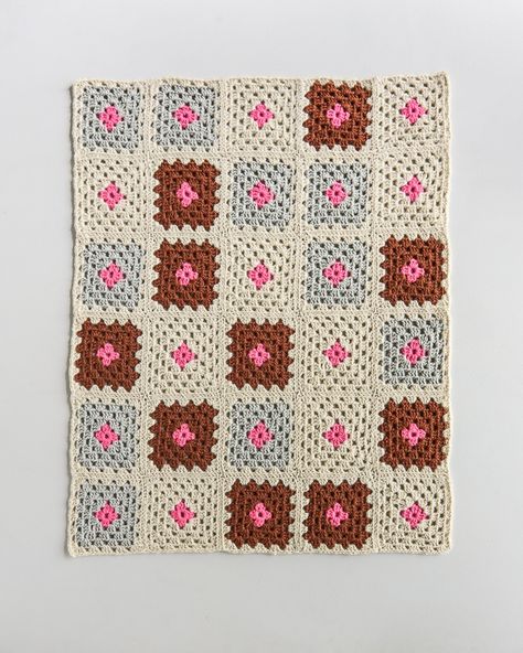 Big Granny Square, Granny Square Blankets, Granny Square Quilt, Crochet Wall Art, Crochet Classes, Purl Soho, Baby Blanket Knitting Pattern, Manta Crochet, Wool Projects