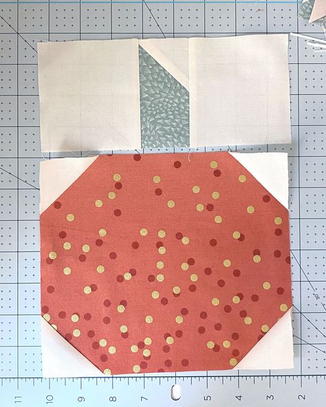 Pumpkin Patch Quilt Block Tutorial - Bloomerie Fabrics Pumpkin Quilt Pattern, Quilted Placemat Patterns, Fall Quilt Patterns, Fall Pumpkin Crafts, Fall Table Runners, Placemats Patterns, Fall Quilts, Quilt Block Tutorial, Stitch Lines