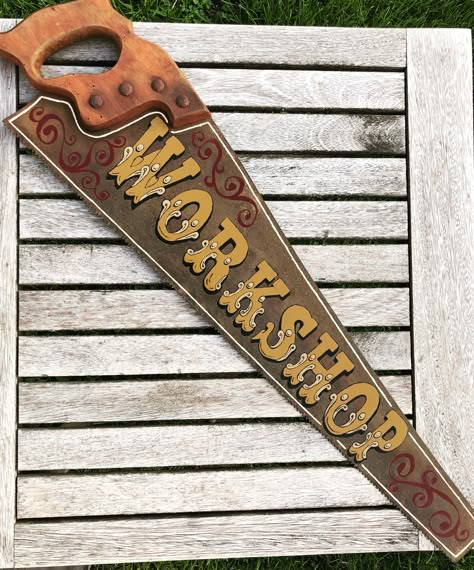 Vintage Saw Decor, Painted Handsaw Ideas, Antique Saw Decor, Old Saws Ideas, Hand Saw Decor, Painted Handsaw, Old Saw Blades Ideas Paintings, Handsaw Art, Garage Art Ideas