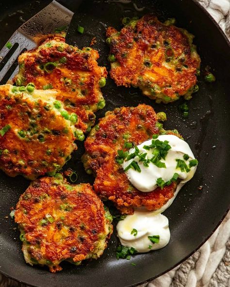 Crispy pea fritters in a pan English Peas Recipe, Pea Fritters, English Peas, Potato Pasta, Crispy Cheese, Recipetin Eats, Veggie Meals, Pea Recipes, Fritter Recipes