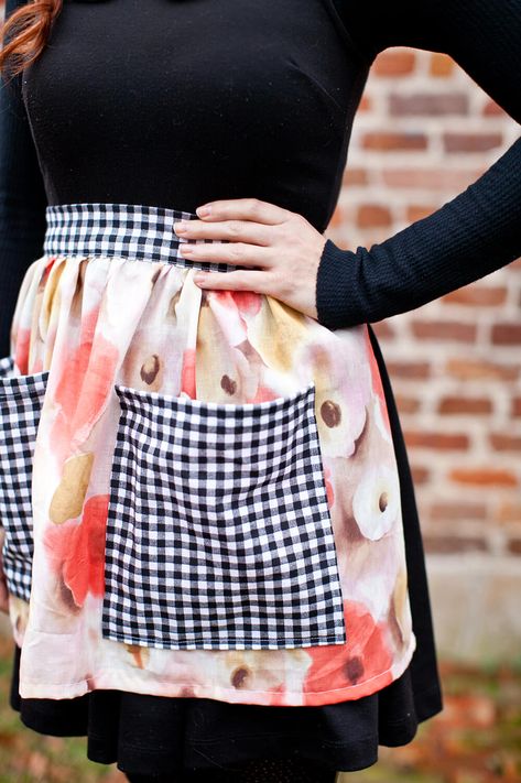 https://abeautifulmess.com/2018/01/sew-your-own-half-apron.html Half Apron Patterns, Easy Apron, Apron Pattern Free, Diy Apron, Apron Pattern, Apron Sewing Pattern, Choosing Fabric, Folded Fabric, Retro Apron