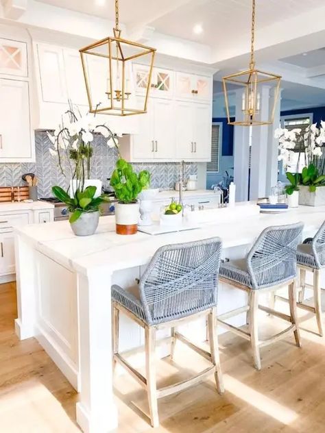 74 Amazing Beach-Inspired Kitchen Designs - DigsDigs Boho Beach House Kitchen, Beach House Interior Design Kitchen, Small Beach House Kitchen Coastal, Beach Vibe Kitchen, Costal Kitchen Aesthetic, Small Beach House Kitchen, Beachhouse Kitchen, Beach Condo Kitchen, House Interior Design Kitchen