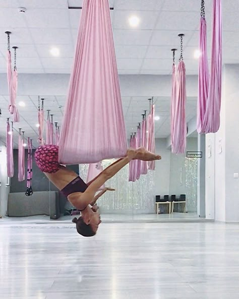 Anti Gravity Yoga, Yoga Trapeze, Air Yoga, Aerial Yoga Hammock, Aerial Yoga Poses, Gymnastics Stretches, Yoga Hammock, Aerial Hammock, Aerial Fitness