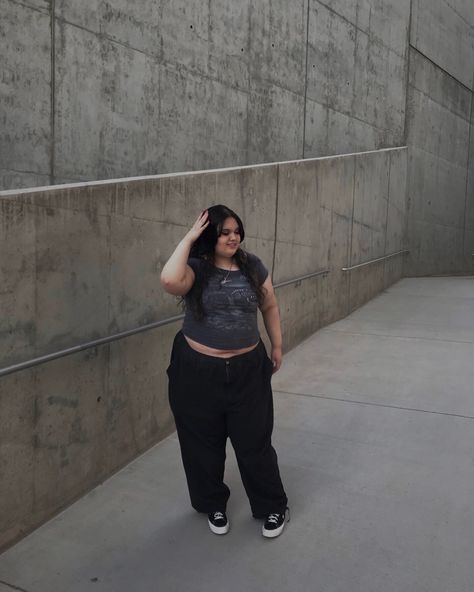 Curvy 90s Outfit, Acubi Fashion Y2k Plus Size, Y2k Baggy Outfits Plus Size, Plus Size Cybery2k, Y2k Grunge Outfits Plus Size, Curvy Y2k Fashion, Chubby Y2k Outfits, Grunge Outfit Plus Size, Mid Size Grunge Outfits