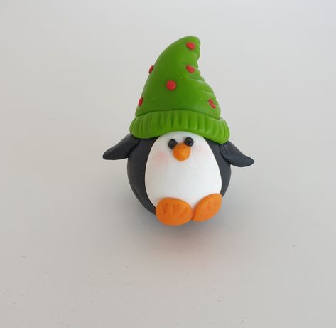 Polymer Clay Penguin Tutorial, Christmas Clay Sculpture Ideas, Clay Figures Christmas, Winter Clay Ideas, Polymer Penguin, Clay Christmas Crafts, Polymer Clay Crafts Christmas, Polymer Clay Ornaments Diy, Polymore Clay Ideas