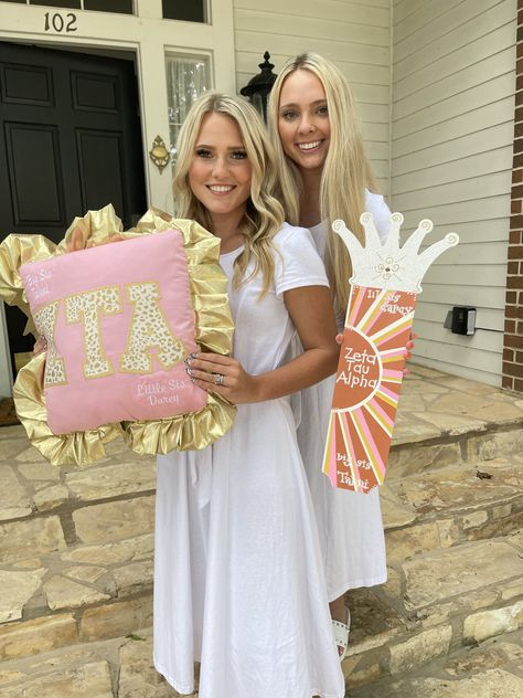 Big little pillow and paddle Pillow Paddle Sorority, Sorority Initiation, Paddle Sorority, Sorority Paddles, Sorority Big Little, Zeta Tau Alpha, Big Little, Sorority, Pillows