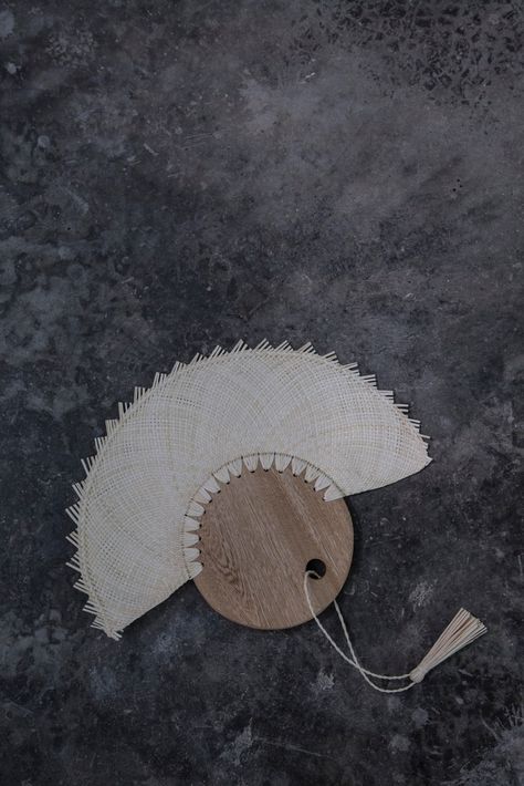 Raffia Crochet, Diy Jewelry Display, Woven Decor, Acrylic Wedding Invitations, Paper Fans, Hand Held Fan, Diy Creative Crafts, 로고 디자인, Diy Creative