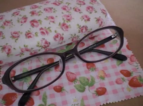 Girl Glasses, Glasses Inspiration, Cute Glasses, Nerdy Girl, Comme Des Garcons, Glasses Frames, Look Cool, Cute Icons, Jewelry Accessories